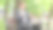 年轻的商人对笔记本电脑户外竖起大拇指图片下载