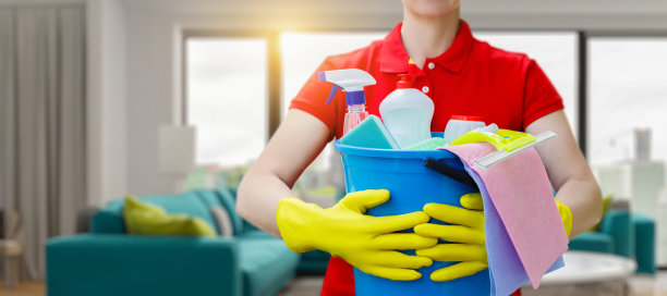 清洁女工拿着水桶和清洁用品。图片下载
