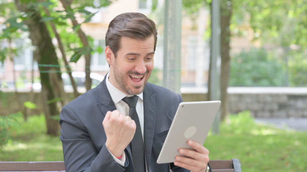 年轻商人因在户外平板电脑上的损失而心烦意乱图片下载