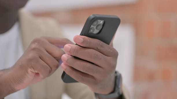 男性使用智能手机的手特写图片下载