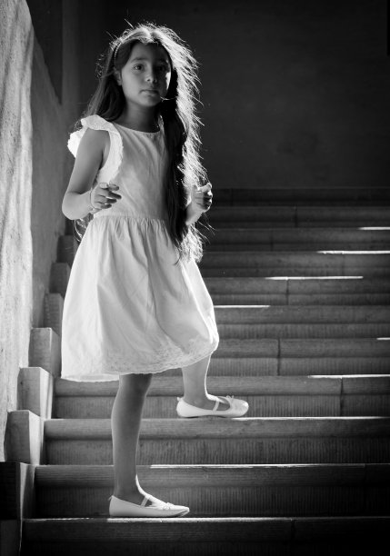 一个女孩站在楼梯上图片下载