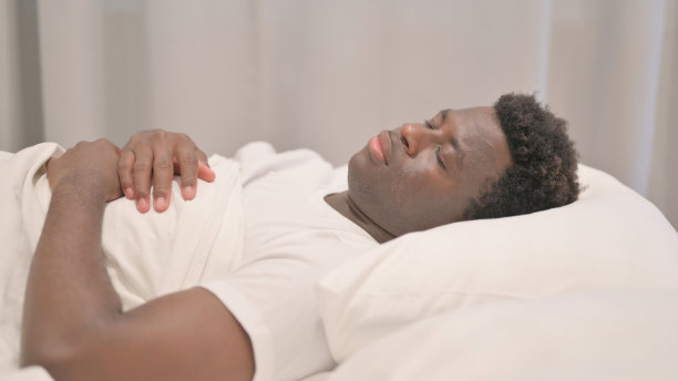 非裔美国人起床和离开床的侧视图图片下载