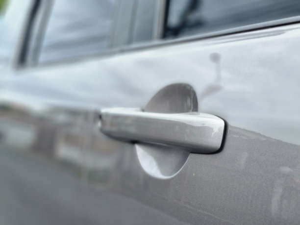 车门开启器可以轻轻一拉，轻松进入车厢。防盗-使用遥控的现代锁技术。易于打开和关闭在您的指尖。图片下载