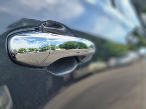 车门开启器可以轻轻一拉，轻松进入车厢。防盗-使用遥控的现代锁技术。易于打开和关闭在您的指尖。图片下载