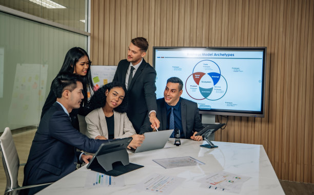 多元化的团队通过协同头脑风暴开发商业模式，创新销售kpi。图片下载