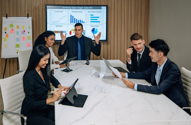 多元化的团队通过协同头脑风暴开发商业模式，创新销售kpi。图片下载