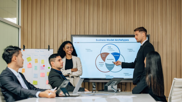 多元化的团队通过协同头脑风暴开发商业模式，创新销售kpi。图片下载