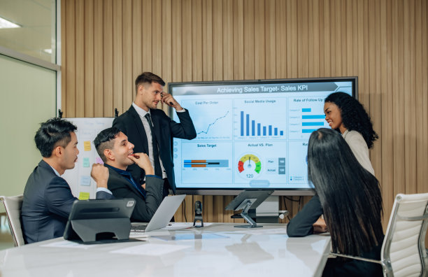 多元化的团队通过协同头脑风暴开发商业模式，创新销售kpi。图片下载