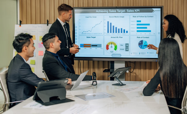 多元化的团队通过协同头脑风暴开发商业模式，创新销售kpi。图片下载