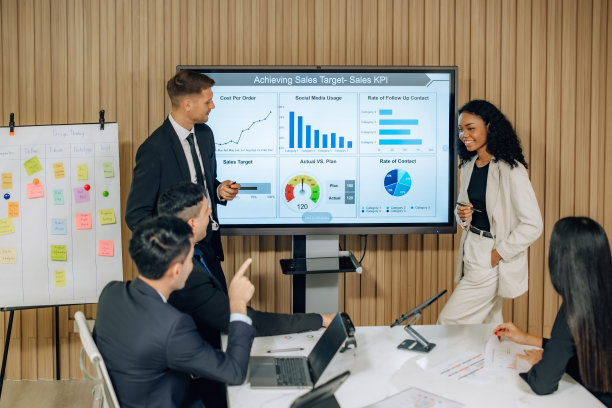 多元化的团队通过协同头脑风暴开发商业模式，创新销售kpi。图片下载