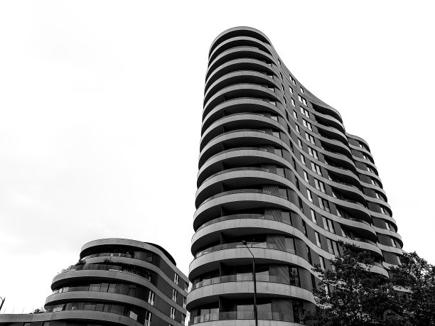 伦敦泰晤士河沿岸建筑物外观的建筑细节图片下载