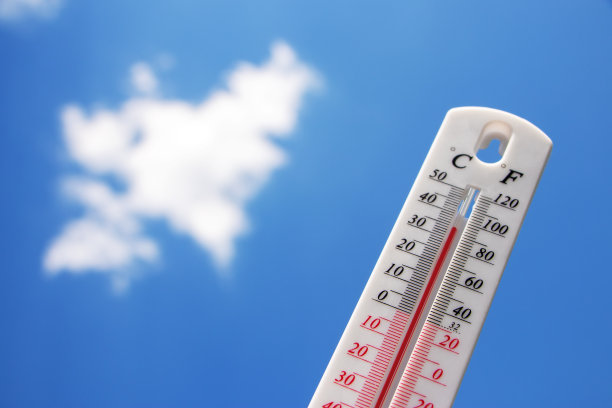 炎热的气温，温度计在天空与阳光照耀在夏天显示更高的天气，概念全球变暖图片下载