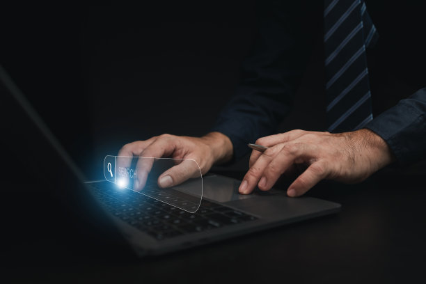 有搜索框全息图的人，商人在互联网上的搜索框中输入一个搜索词来查找他正在寻找的信息。信息搜索概念。图片下载