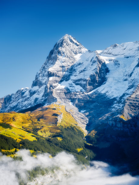 山的风景。山谷中高高的悬崖的景色。巨大尖锐的岩石和云层。夏天的风景。攀岩的地方。用于设计和壁纸的照片。图片下载