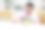 特写年轻快乐的西班牙卷发男人坐在桌子上吃美味的方便面午餐在厨房用筷子和砖墙。不健康和廉价食品的生活方式概念图片下载