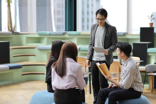 在现代写字楼和城市背景下，亚洲年轻商务人士团队在商务会议上共同讨论、研究、头脑风暴和计划工作的协作过程图片下载