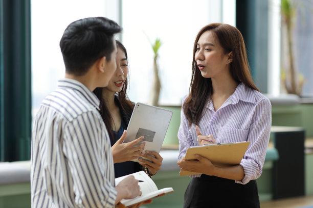 在现代写字楼和城市背景下，亚洲年轻商务人士团队在商务会议上共同讨论、研究、头脑风暴和计划工作的协作过程图片下载