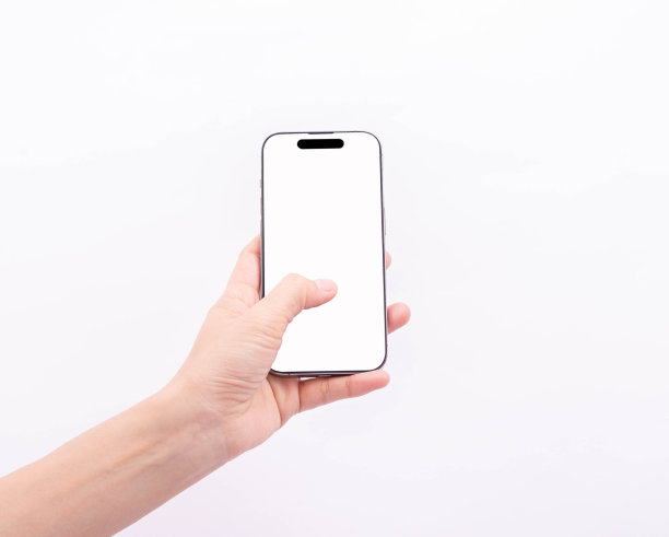 触摸智能手机屏幕与复制空间。女性的手和智能手机被隔离在白色背景上图片下载