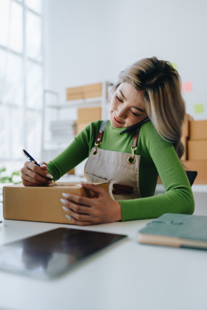 创办小型企业的独立亚洲女性在线卖家企业家与客户通话，并包装产品交付给客户。中小企业交付理念图片下载