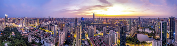 航空摄影的城市景观天际线，中国湖北武汉图片下载