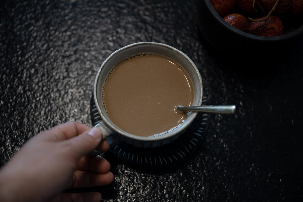 手里拿着一杯煮好的意大利咖啡图片下载