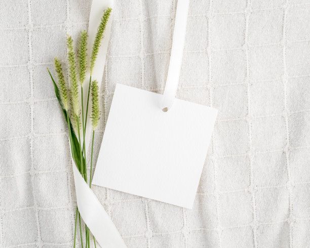 空白的方形白色标签系在亚麻织物背景上的丝带图片下载