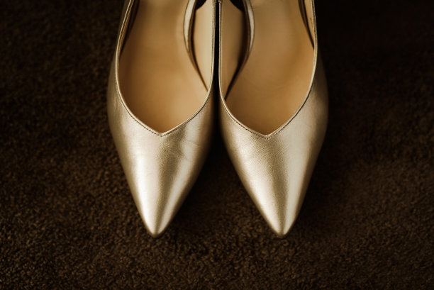 优雅的高跟鞋特写照片。图片下载