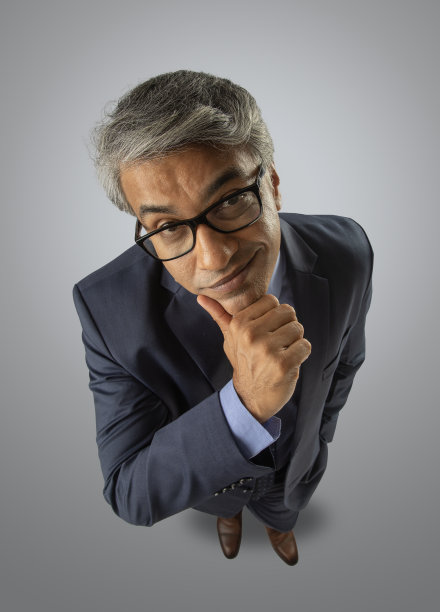 愤怒的资深商人在白色背景上触摸下巴图片下载