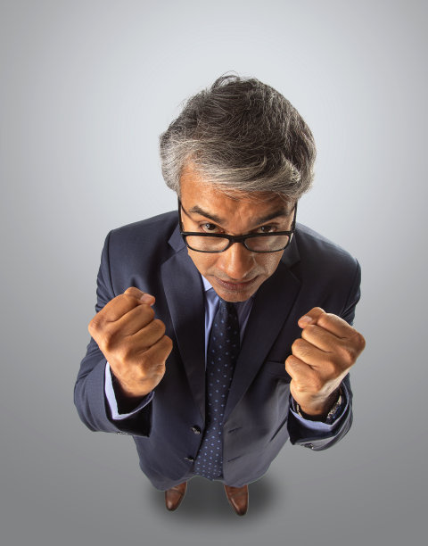 愤怒的商人咬紧牙关，在白色背景上打手势图片下载