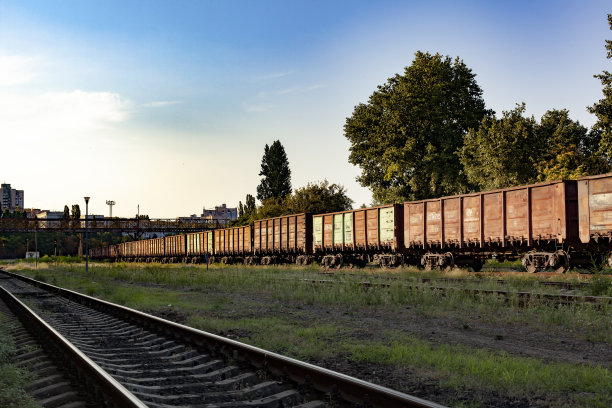 配送物流站的货车。出口、进口、贸易铁路物流概念。图片下载