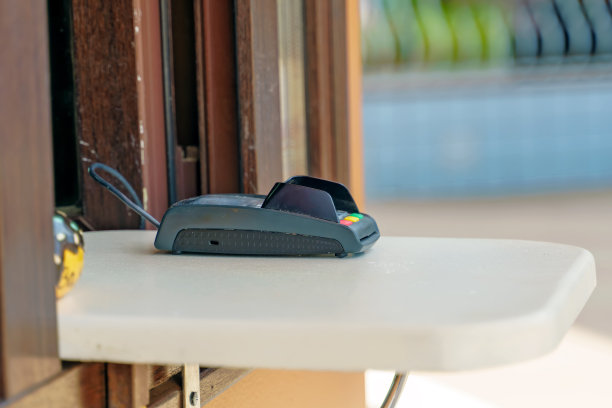 柜台上有一个又旧又脏的银行卡支付终端图片下载