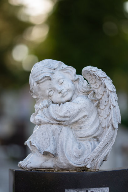 2018年，罗马尼亚比斯特里塔公墓的天使雕像图片下载