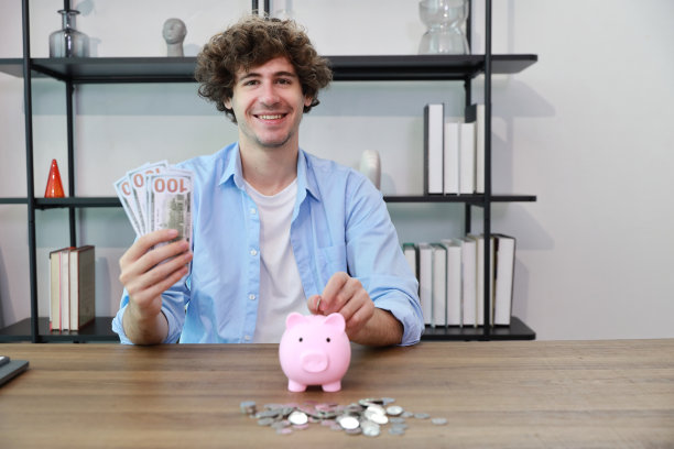 孩子西班牙卷发女孩坐在桌子上喝牛奶，吃香草饼干早餐享受时间。美味的食物和美味的食物与儿童快乐餐生活方式的概念图片下载