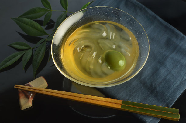 在玻璃碗里烤土豆图片下载