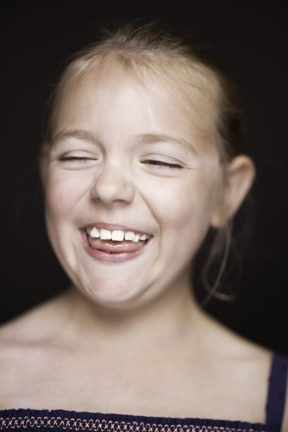 一个8岁小孩的照片，头发扎在脑后图片下载