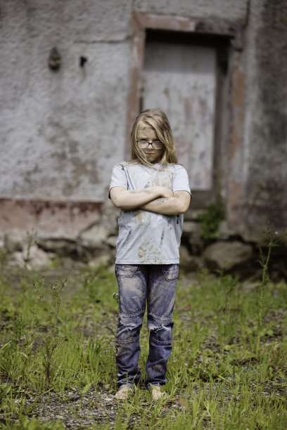 邋遢的流浪女孩因有人闯入而生气图片下载