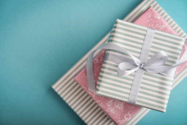 几个带灰丝带的礼品盒图片下载