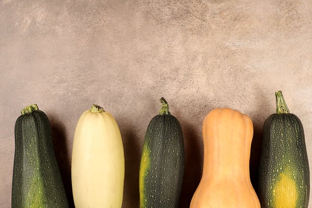 老背景的各种西葫芦品种，秋收理念，条纹、白色、金色西葫芦用于农业种植，有机健康产品图片下载