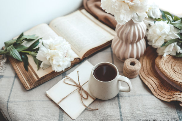 一杯茶，草帽，翻开书和牡丹，春日静生图片下载