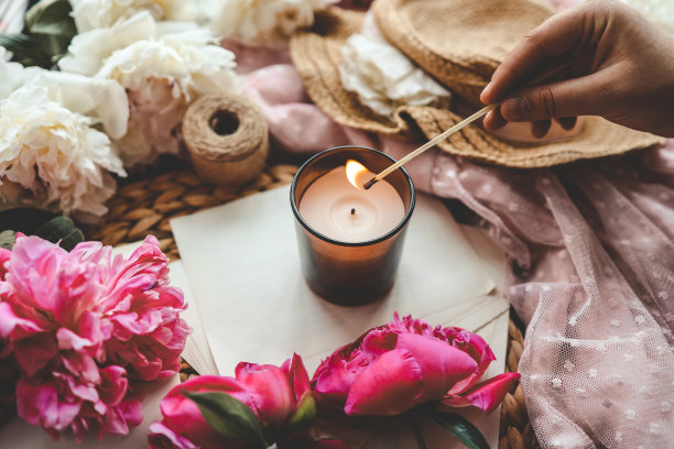 火柴在手里点燃一支蜡烛，大气照片图片下载