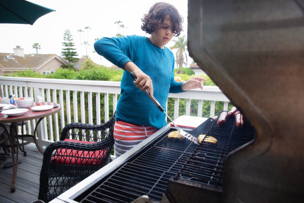 父子俩在烧烤图片下载