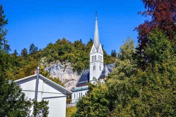 树中的圣马丁教区教堂-斯洛文尼亚布莱德图片下载