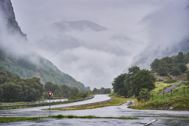 风景图片沥青十字路口在挪威山区被云覆盖。图片下载
