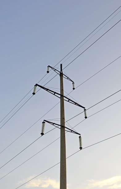 带电线的混凝土高杆。远距离输电:远距离输电图片下载