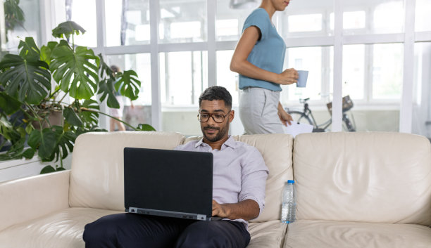 办公室里的多民族商业同事图片下载