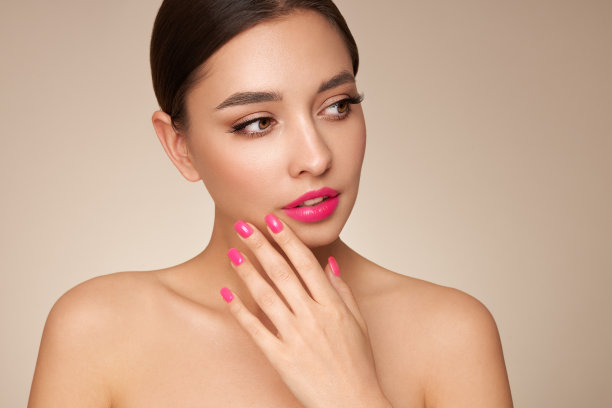 肖像美丽的年轻女子干净新鲜的皮肤图片下载