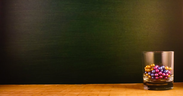 木桌上的空杯子图片下载