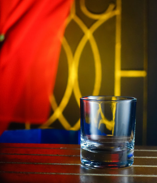 木桌上的空杯子图片下载