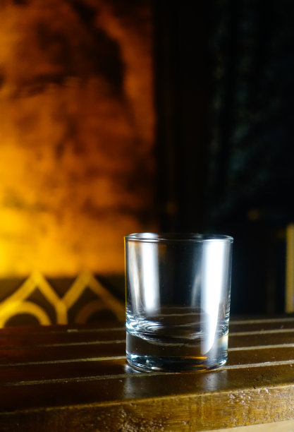 木桌上的空杯子图片下载