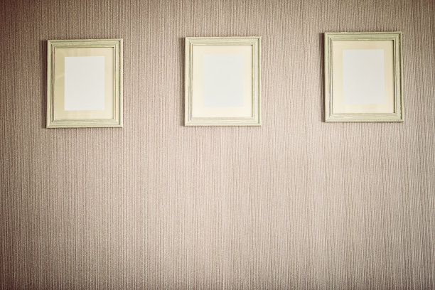 复古风格的相框挂在棕色的墙上图片下载